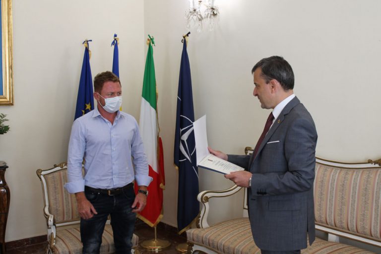 Un salvamar român și președintele Asociației „Ulpia Traiana Romana”, diplome de merit din partea ambasadorului României în Italia