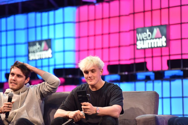 FBI a pus ochii pe un faimos youtuber din SUA. Percheziții la locuința controversatului Jake Paul