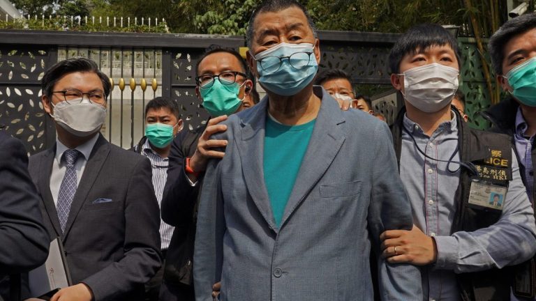 VIDEO | Sub bocancul Beijingului: Magnatul de presă Jimmy Lai, arestat în baza noii legislaţii din Hong Kong privind securitatea naţională