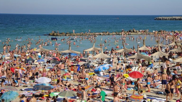 Cum fură hoții telefoane și portofele, pe litoral, cu metoda „ziarul”