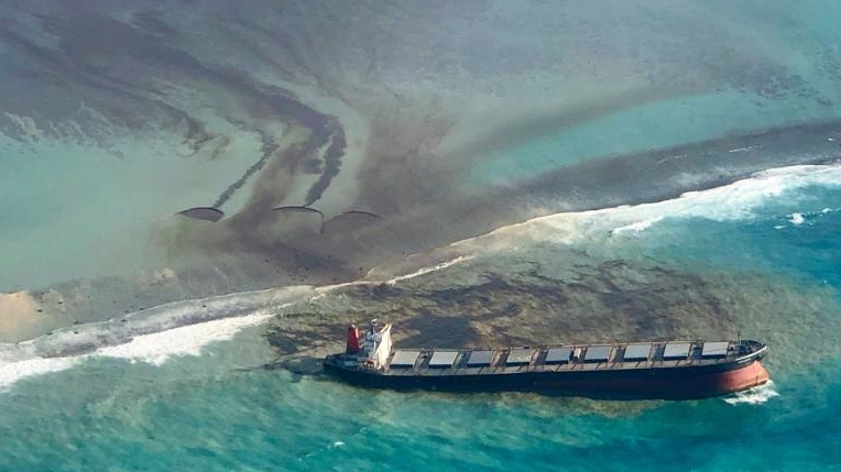 Dezastru ecologic provocat de o petrecere. Ce au în comun semnalul WiFi și 1.000 de tone de petrol scurse în ocean lângă Mauritius
