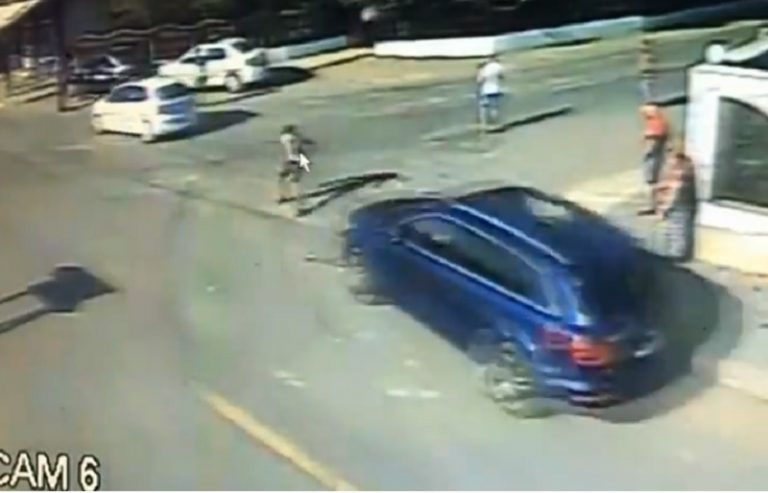 VIDEO | Sindicatul Europol publică imagini cu un bărbat lovit de o maşină. O patrulă de Poliţie din zonă pleacă, deşi participanţii la scandal aruncau cu pietre către autoturismele care circulau