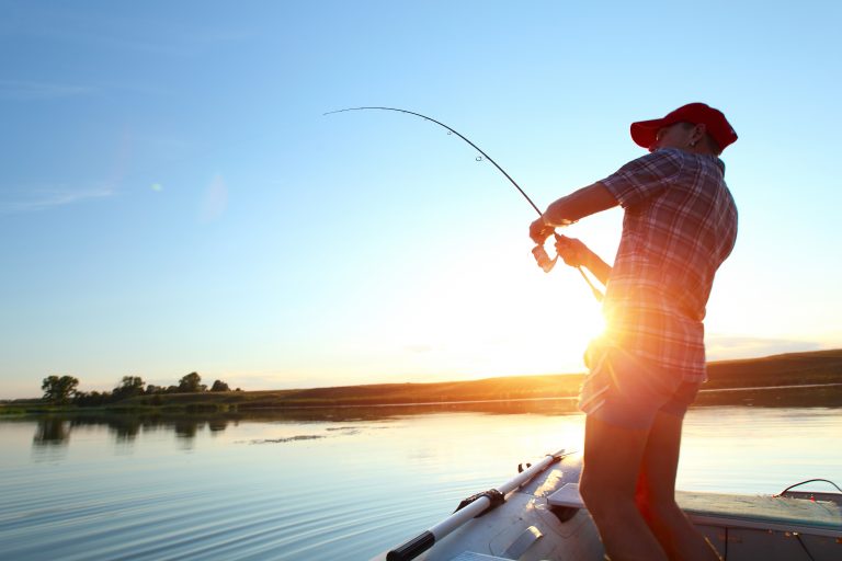Doi pescari au salvat de la înec un bărbat, crezând că au prins cu undiţa un peşte uriaş