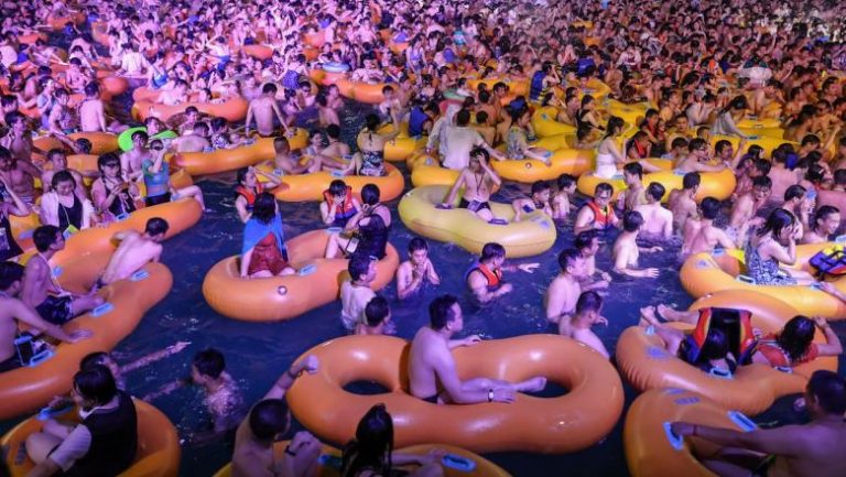 Mii de persoane la o petrecere techno în Wuhan, orașul în care a apărut SARS-COV-2