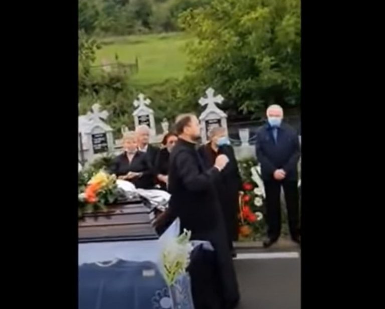 VIDEO|Scandal făcut de un preot la o înmormântare pentru plata locului de veci: a certat familia îndoliată pentru că nu și-au dat contribuția
