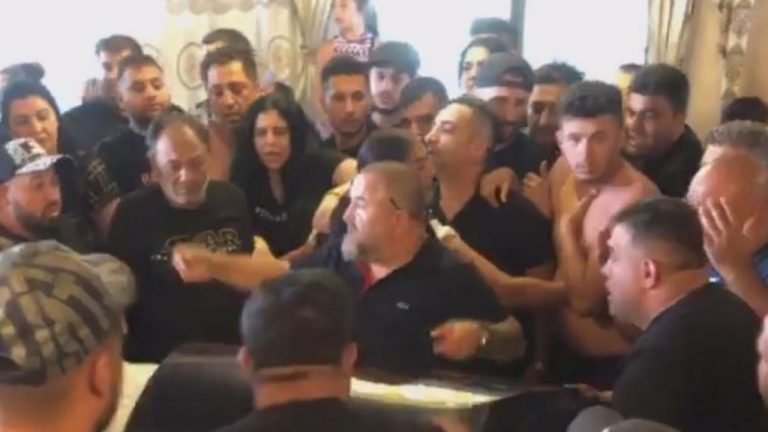 VIDEO  ​Amenzi la priveghiul lui Emi Pian. Zeci de oameni s-au înghesuit, fără mască, în curtea liderului clanului Duduianu