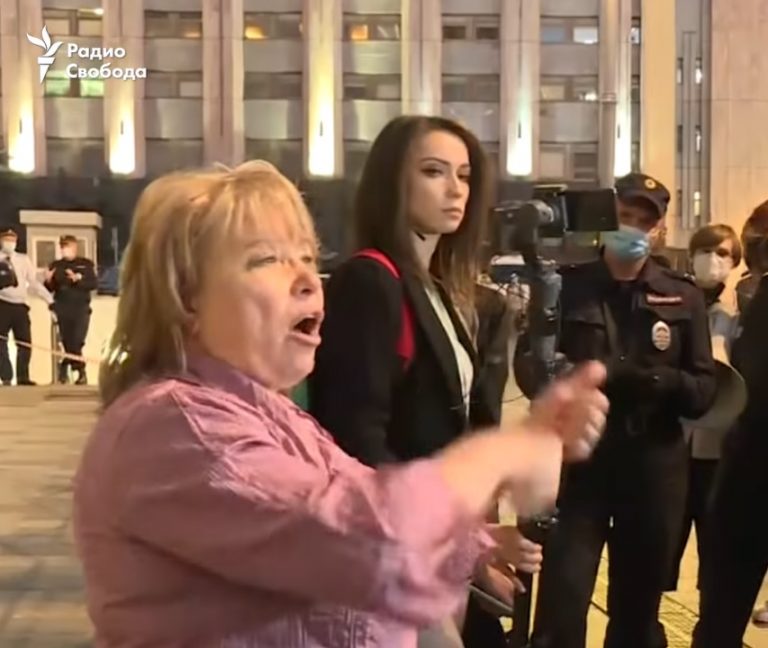 VIDEO | O rusoaică răbufnește în fața sediului FSB: „Suntem în căcat. Bielorușii au înțeles că sunt în căcat și au ieșit în stradă. Noi n-am înțeles”