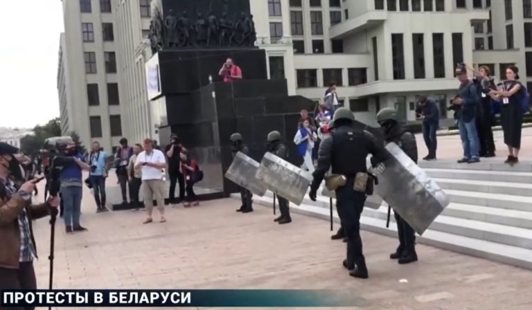 VIDEO | Se clatină dictatura? Momentul în care forțele de ordine lasă scuturile jos în fața Parlamentului de la Minsk, în uralele manifestanților