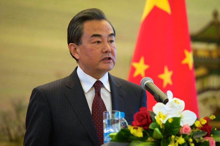 Semnal prost pentru Putin: ministrul de externe chinez s-a întâlnit cu omologul său ucrainean la New York