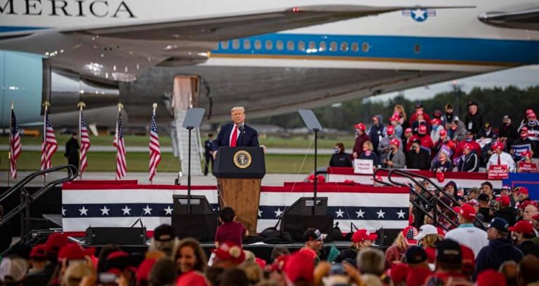 Studiu: 30.000 de cazuri de Covid şi 700 de morţi, după mitingurilor electorale ale lui Trump