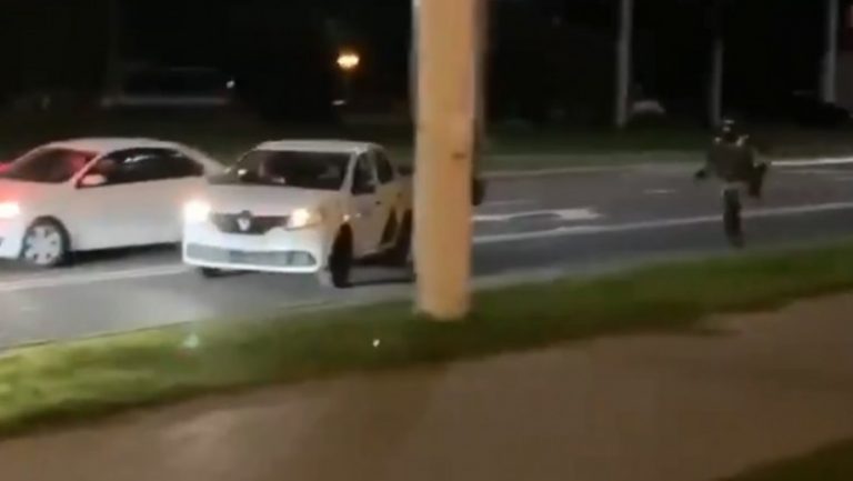 Eroul protestelor din Belarus: Un taximetrist a salvat un protestatar fugărit de forțele de securitate