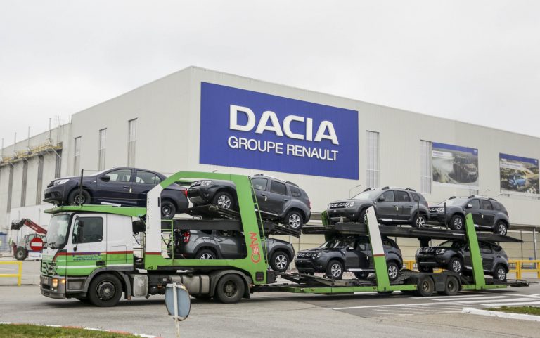 Renault suspendă producţia la mai multe uzine, inclusiv în România, din cauza lipsei de cipuri