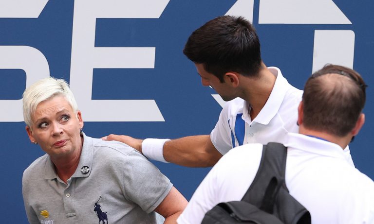 Ce a spus Djokovic pentru a scăpa de descalificare, după ce a lovit o arbitră