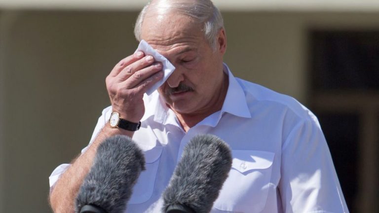 Lukașenko intervine în cazul Navalnîi. Susține că deține proba „falsificării” otrăvirii