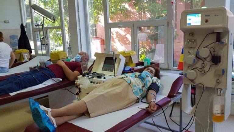 O infirmieră din Arad a donat de patru ori plasmă pentru bolnavii cu Covid
