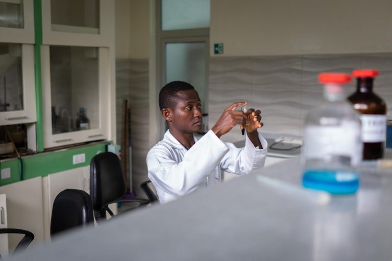 OMS a aprobat testarea unor medicamente naturiste  africane în tratarea noului coronavirus