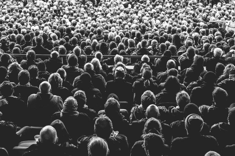 Comisia Europeană cere Estoniei şi României să transpună integral legislaţia UE care incriminează discursul de incitare la ură şi infracţiunile motivate de ură