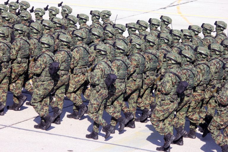 Serbia îşi plasează trupele de la graniţa cu Kosovo în alertă de luptă