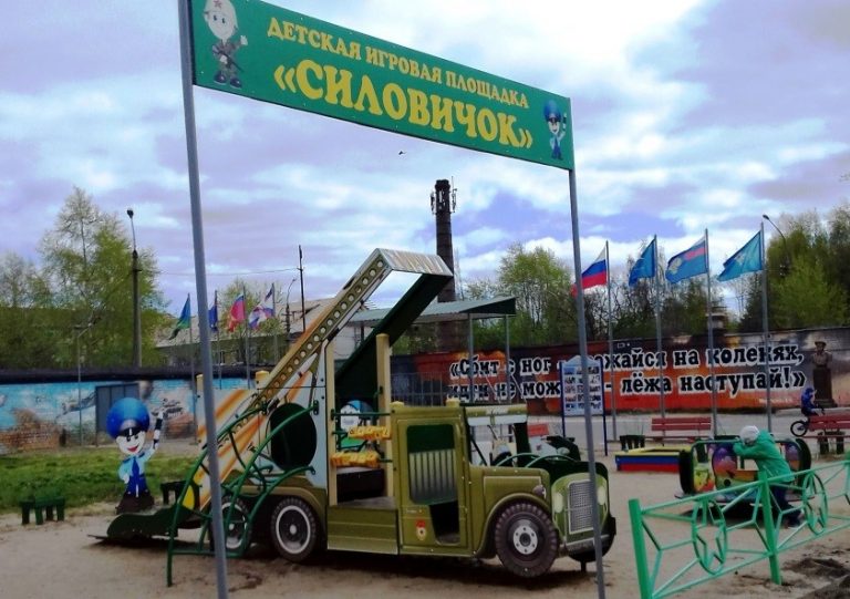 Atmosferă uşor hitleristă în Rusia lui Putin. “Siloviciok”, locul de joacă în care copiii învaţă ABC-ul războiului de “eliberare”