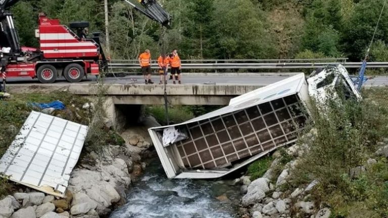 Accident incredibil din cauza unui strănut la volan