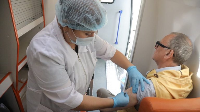 1 din 7 voluntari vaccinați cu „Sputnik V” împotriva COVID-19 are efecte secundare