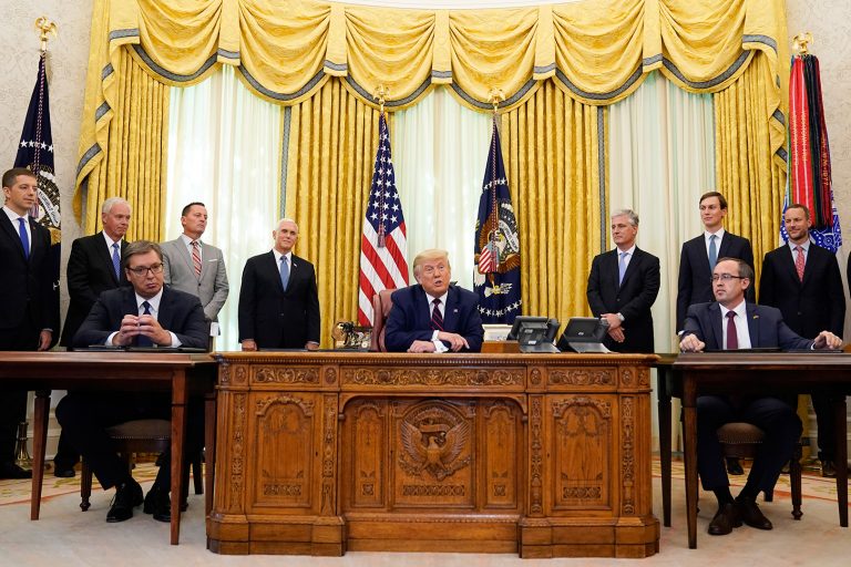 Ancheta Trump | Zeci de dosare goale, marcate ca fiind clasificate, găsite la Mar-a-Lago