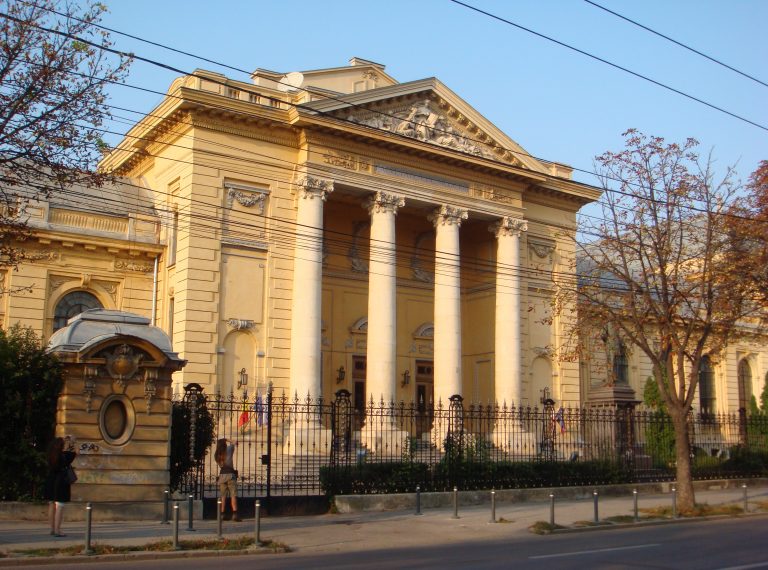 Ai luat abia 5 la examen, dar ai 6.000 de euro să plătești? Ai intrat la Medicină. Legal, în România