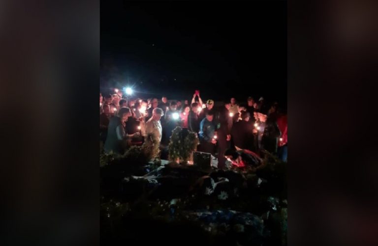 VIDEO | Mai tare ca ficțiunea: Zeci de localnici din Deveselu s-au dus la mormântul lui Ion Aliman ca să-l felicite pentru victoria în alegeri