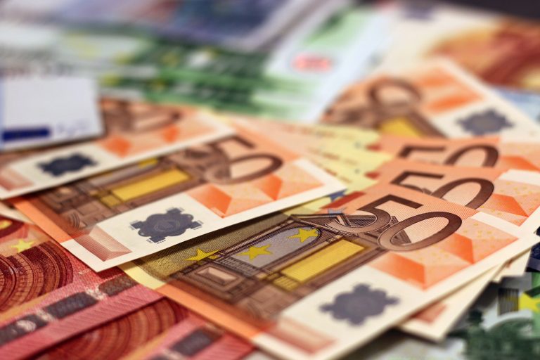 Peste 50 de miliarde de euro investiţii străine în companiile româneşti, în 2022