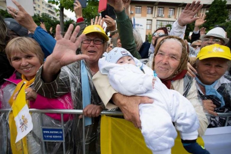 O bunică din România, cu nepotul în brațe, apare în noua carte de rugăciuni a Papei Francisc