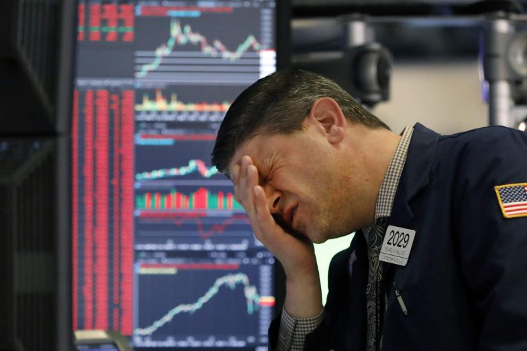 Wall Street – la cele mai reduse niveluri din ultimele două luni, din cauza aşteptărilor de încetinire a economiei mondiale