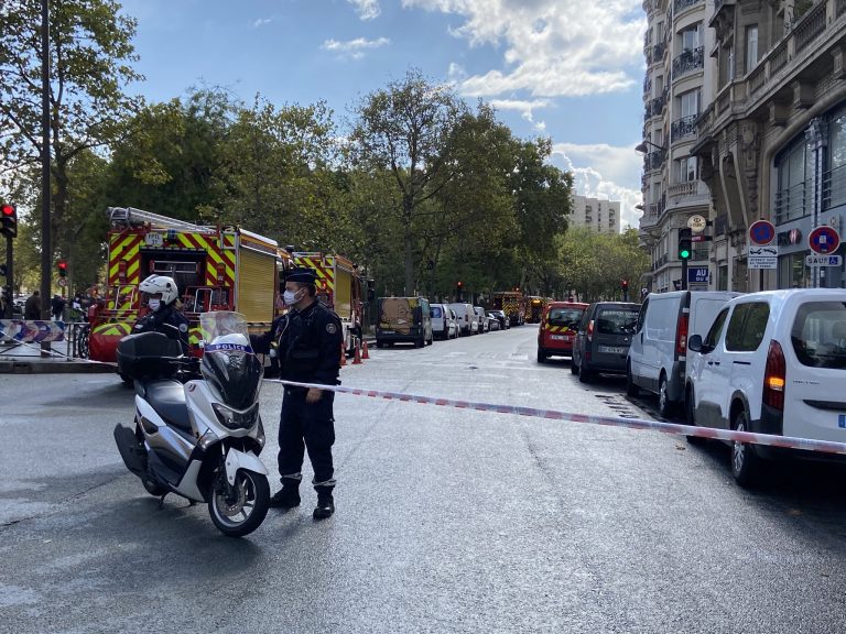 Atac cu armă albă lângă fostul sediu Charlie Hebdo. Două persoane rănite