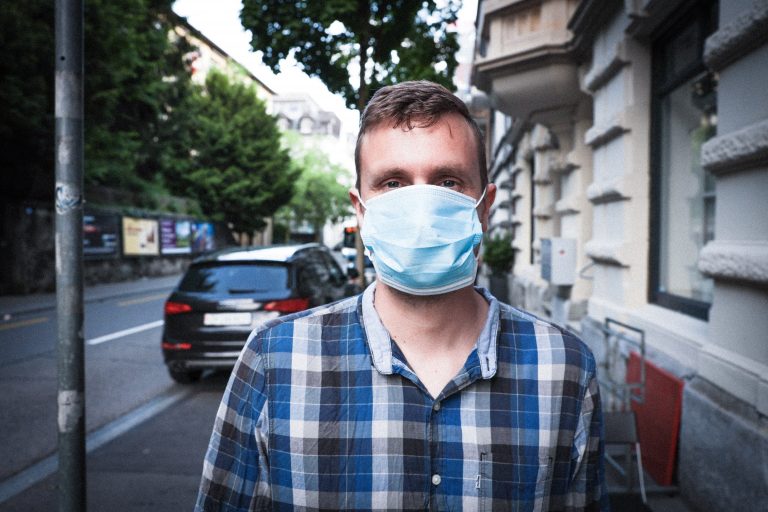 NY Times: Masca ar putea fi un substitut de vaccin împotriva Covid-19? „Pare a fi un salt”