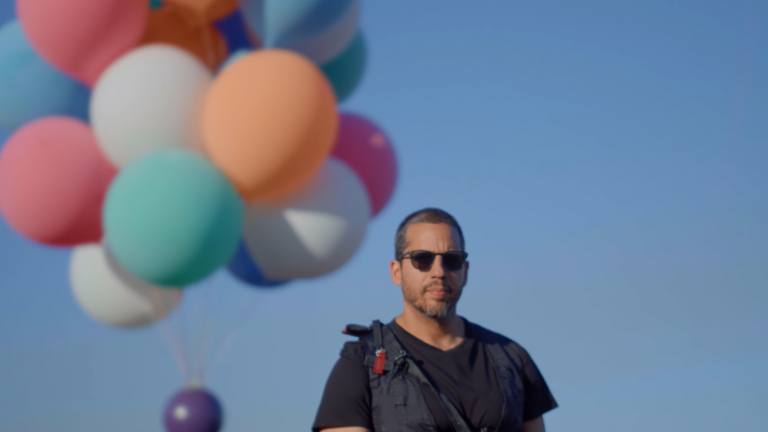 VIDEO | Iluzionistul David Blaine a zburat la altitudinea de peste 7.500 de metri suspendat de un mănunchi de baloane colorate