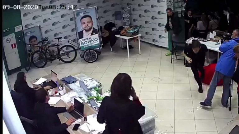 VIDEO | Militanți ai opoziției ruse, atacați în Siberia cu un „compus chimic”