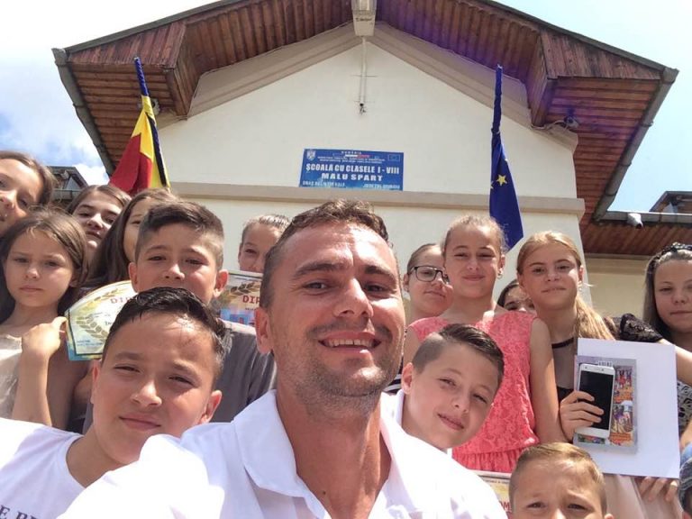 Cine este tânarul profesor care îndrăznește să înfrunte Clanul Bădălău chiar pe domeniul acestuia