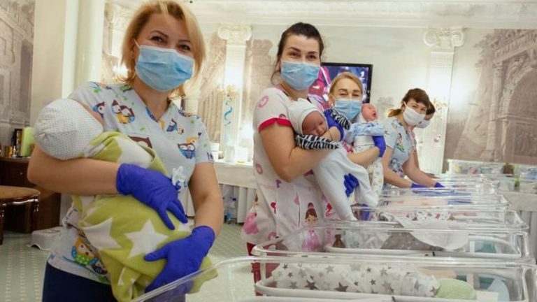 Misiune aeriană: Rusia vrea să pregătească un transport umanitar spre China de copii născuți din mame-surogat. Există un „excedent” de bebeluși neridicați de părinții biologici