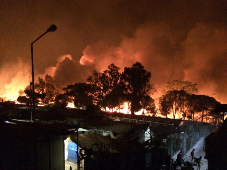 VIDEO | Uriașa tabără de refugiați din Insula Lesbos, distrusă în întregime în urma unui incendiu cauzat de migranţi