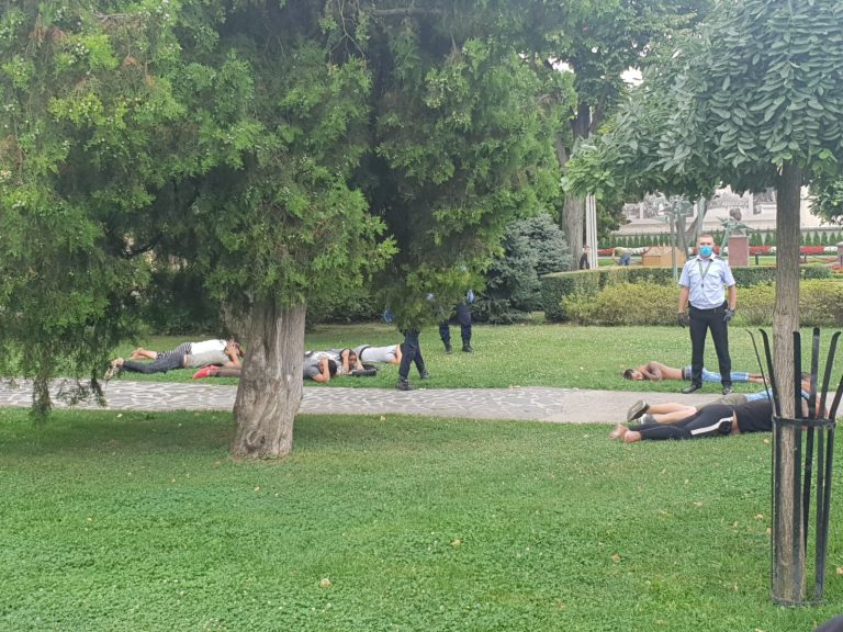 VIDEO  Scandal, bătăi și mascați în curtea Mitropoliei Iași