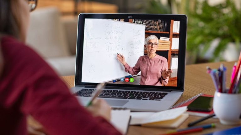 Regulile pentru orele cu predare online, publicate în Monitorul Oficial. Noi atribuții pentru profesori, părinți și elevi