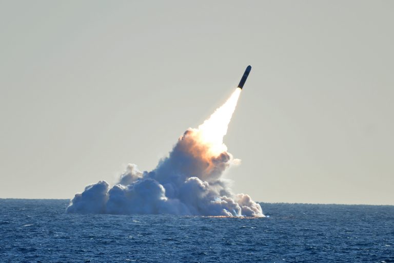 Președintele SUA i-ar fi dezvăluit jurnalistului Bob Woodward că are o nouă armă „pe care n-o are nimeni altcineva”. „Eu am construit un sistem nuclear”