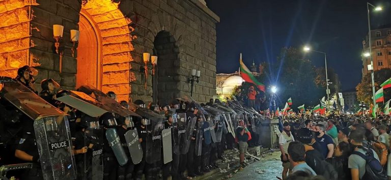 VIDEO | Atmosferă de revoluție la Sofia. Zeci de răniți și arestări în urma ciocnirilor dintre manifestanți și forțele de ordine