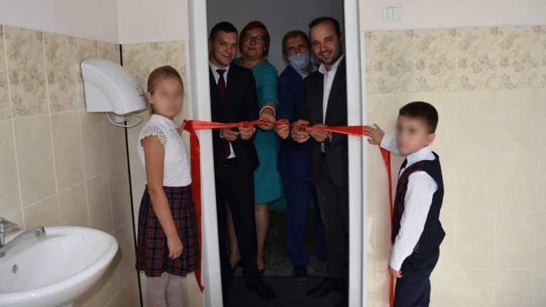 Panglică tăiată la inaugurarea unei toalete școlare în campania electorală din Republica Moldova