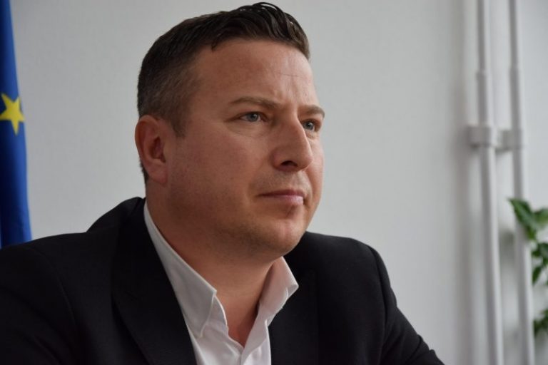 VIDEO | Altercație filmată, între deputatul Daniel Suciu și primarul Traian Ogâgău, cerecetat de poliție pentru că și-a umilit fata