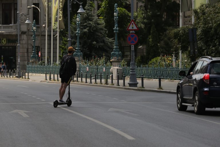 Zeci de bicicliști și trotinetiști, amendați în București de polițiștii Brigăzii Rutiere. Pentru ce au fost sancționați