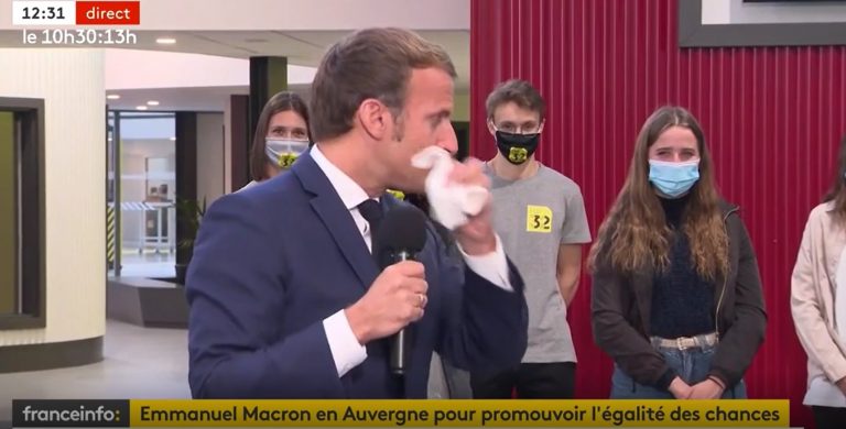 VIDEO | „Mă sufoc cu asta”. Momentul în care Macron izbucnește într-o criză de tuse în fața studenților