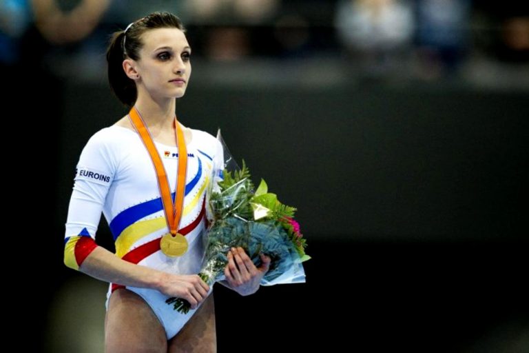 Gimnastă medaliată cu aurul mondial în 2010, în prezent manichiuristă