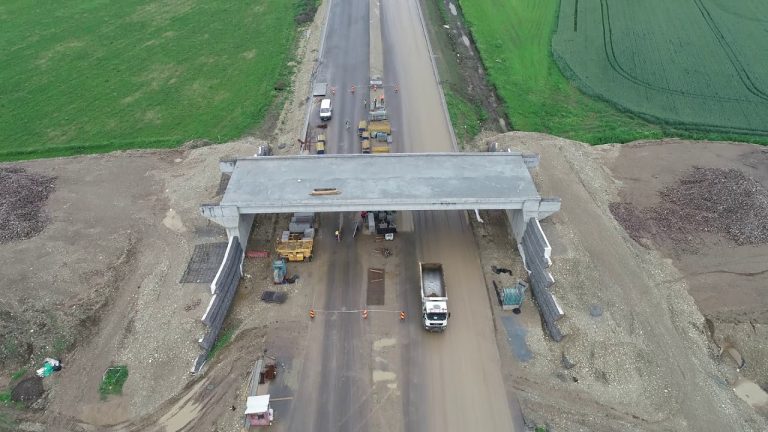 VIDEO Cum arată acum fragmentul de autostradă dintre Râșnov și Cristian pe care Ministerul Transporturilor speră să-l deschidă până la sfârșitul anului