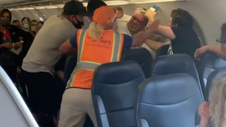 Bătaie în avion, după ce un pasager a refuzat să poarte mască