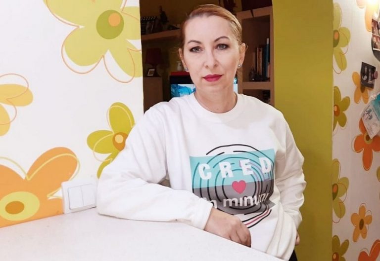 Experiența din maternitate a unei jurnaliste diagnosticate cu Covid chiar înainte de a naște gemeni